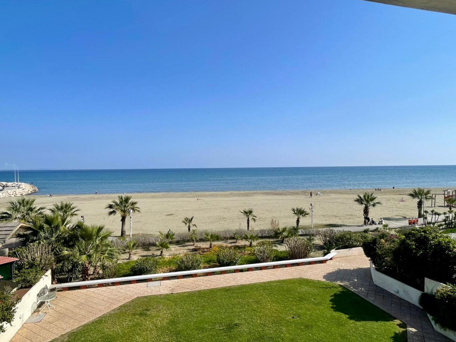 Sea View Suite In Makenzy Lárnaca Exterior foto
