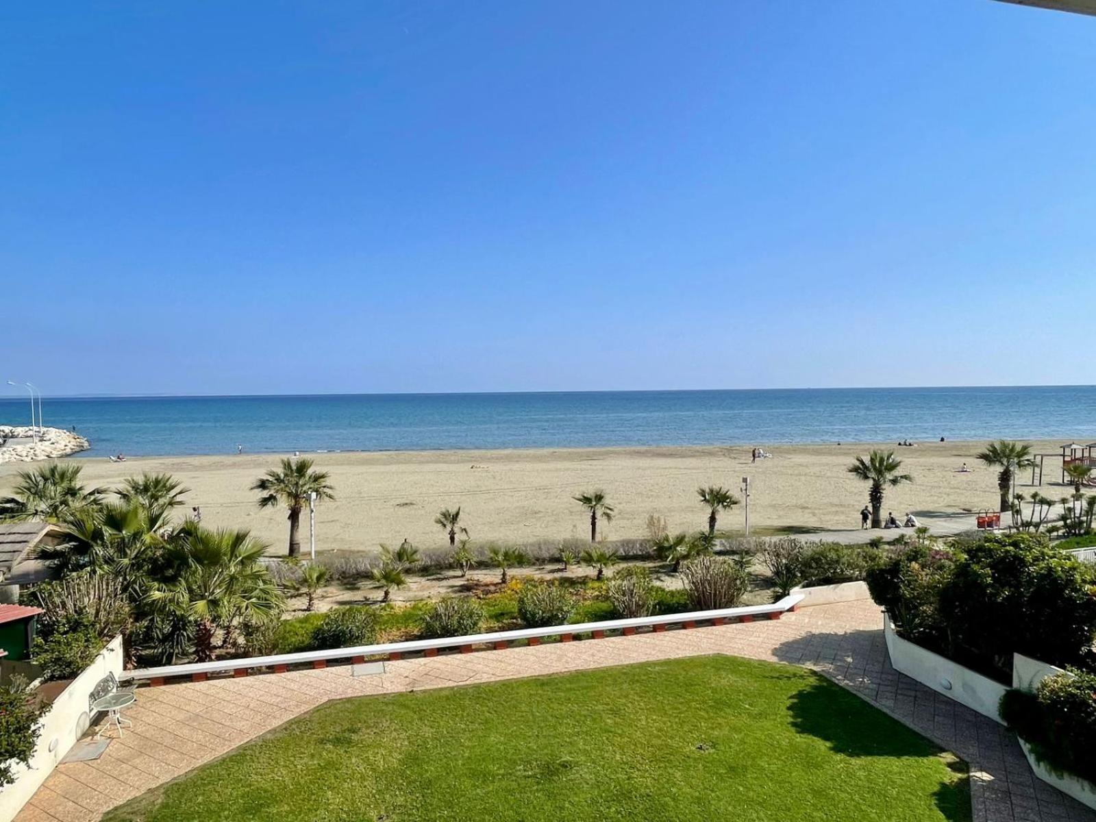 Sea View Suite In Makenzy Lárnaca Exterior foto