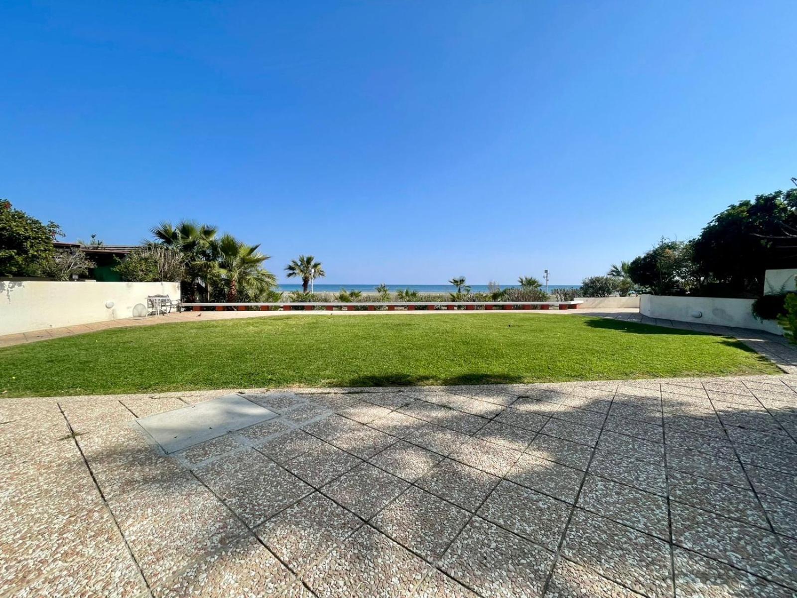 Sea View Suite In Makenzy Lárnaca Exterior foto
