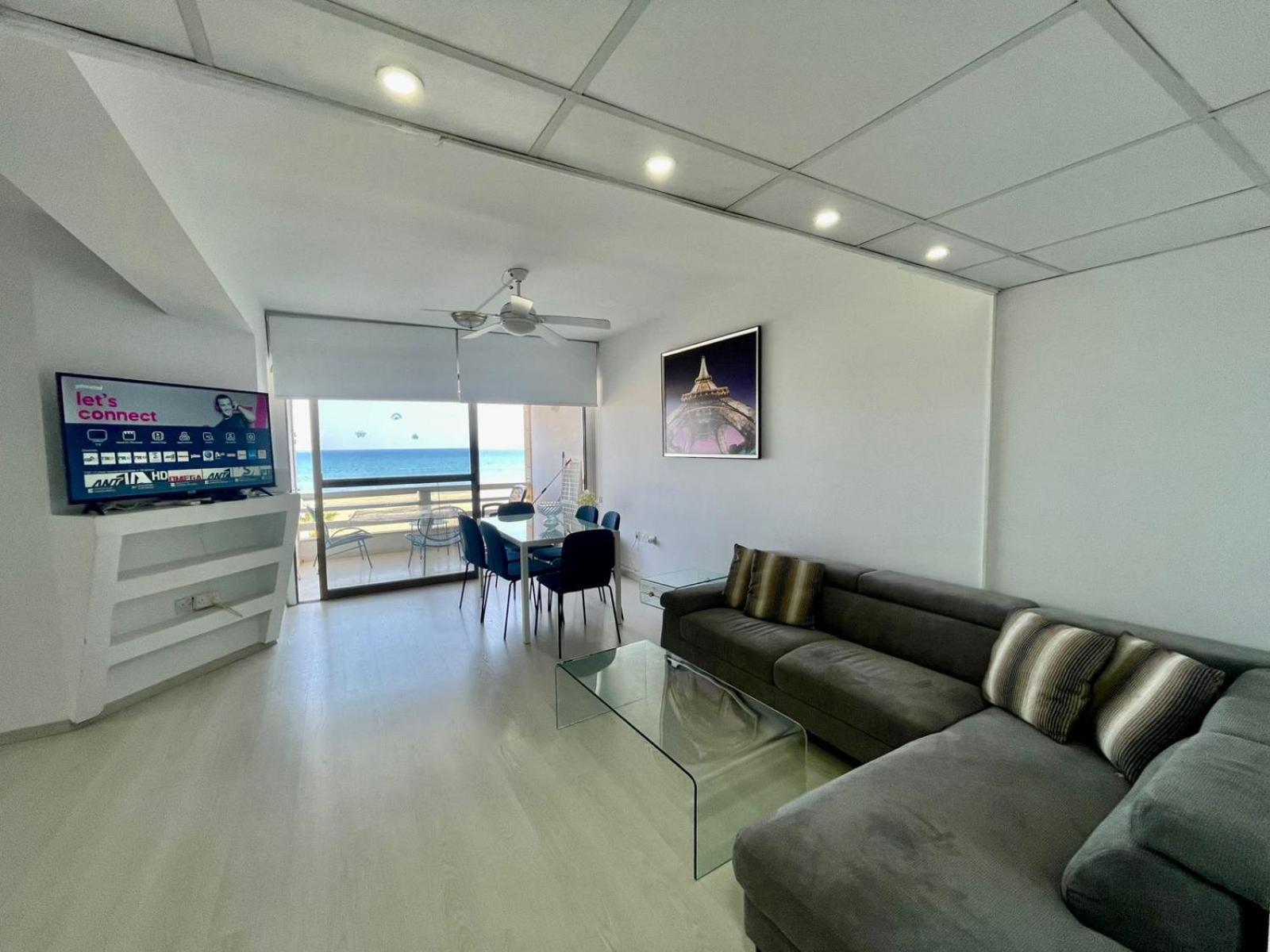 Sea View Suite In Makenzy Lárnaca Exterior foto